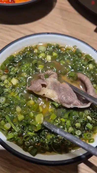 신선한 채소와 고기가 담긴 샤브샤브 냄비