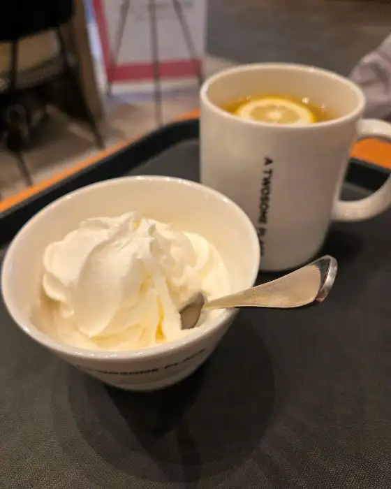따뜻한 차와 함께 제공된 크림 디저트