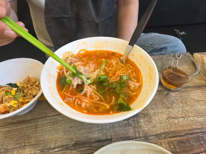 젓가락으로 쌀국수를 집어 올리는 모습