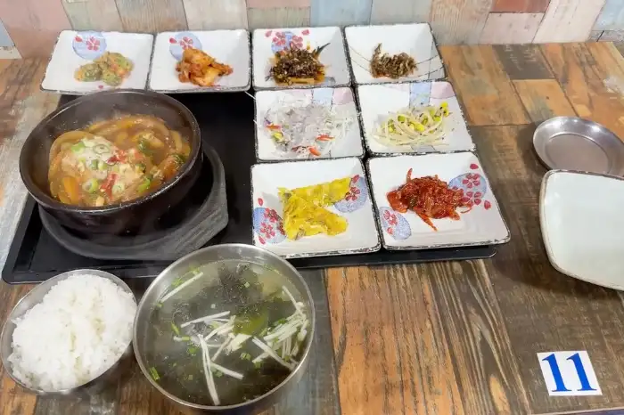 다양한 밑반찬이 세팅된 1인 식사 상차림