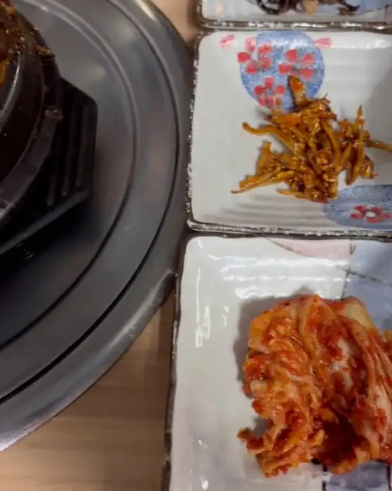맛있어 보이는 김치와 젓갈류 반찬