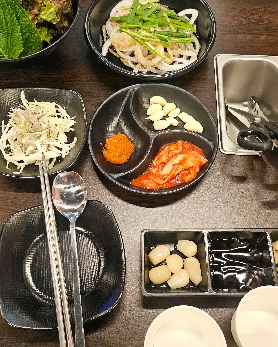 정갈하게 담겨 나온 밑반찬들