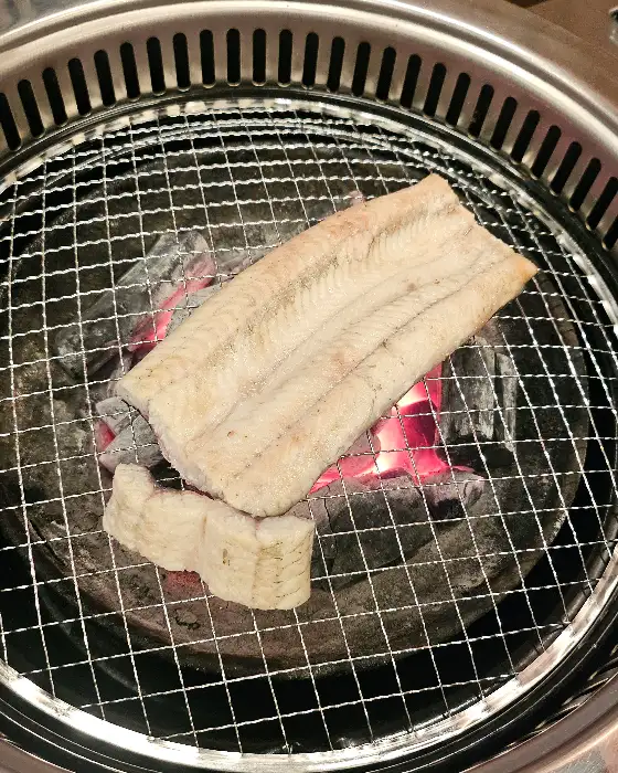 숯불 위에서 맛있게 익어가는 장어