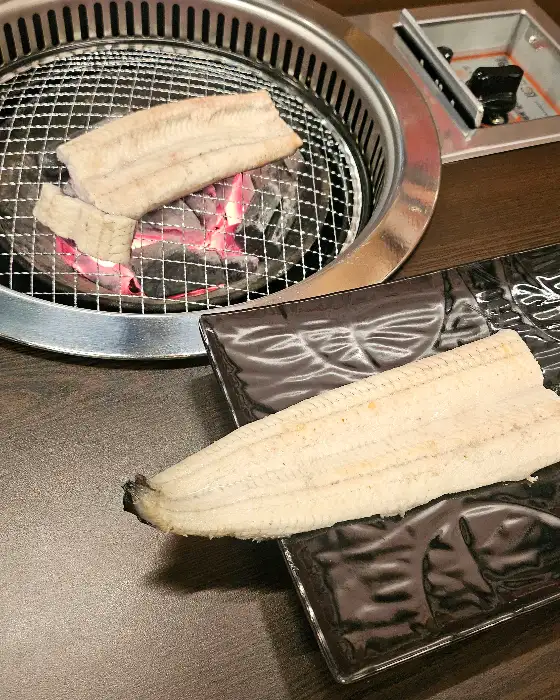 접시에 담겨 곧 구워질 장어