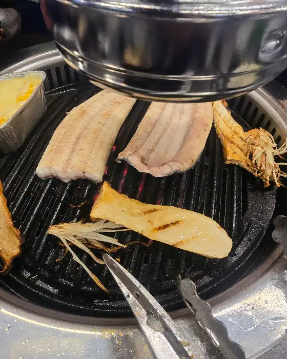 숯불 위에서 장어와 함께 익어가는 다른 재료들