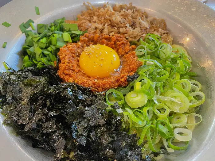 신선한 재료로 만든 듯한 요리