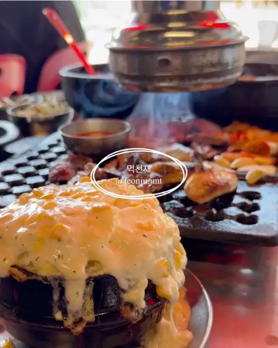 치즈가 듬뿍 올라간 폭탄 계란찜. 김이 모락모락 나는 것이 식욕을 자극합니다.