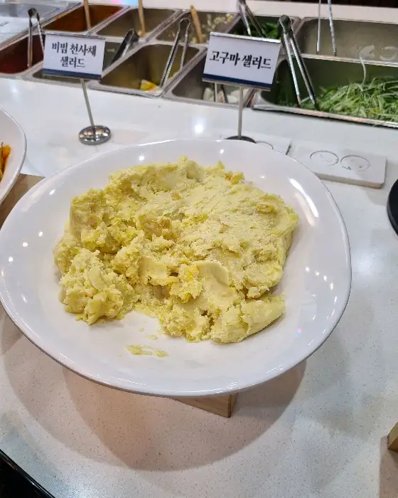 다양한 샐러드바 메뉴 중 하나인 옥수수 샐러드