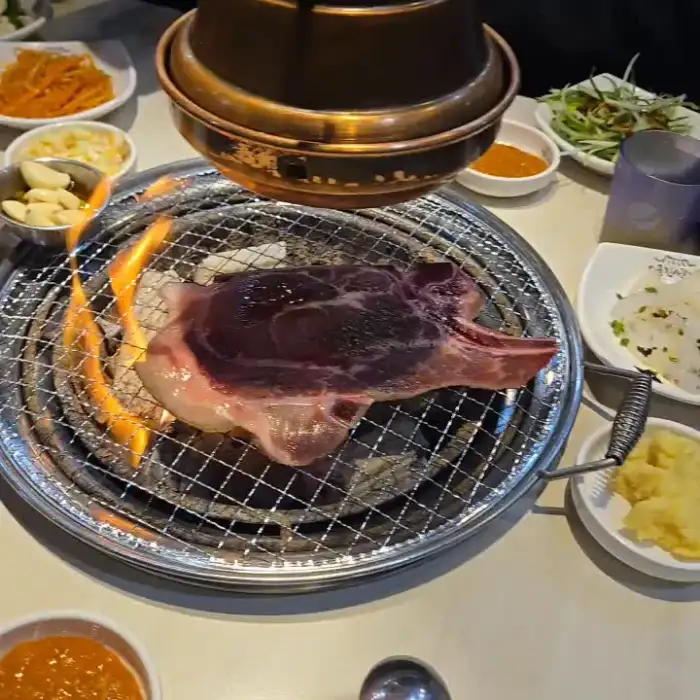 불꽃이 활활 타오르며 익어가는 고기