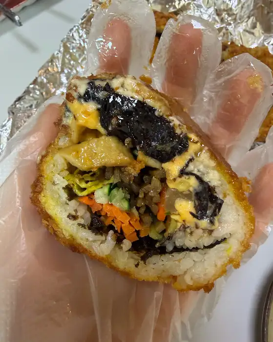 소보로 김밥의 튀겨진 겉면과 속재료