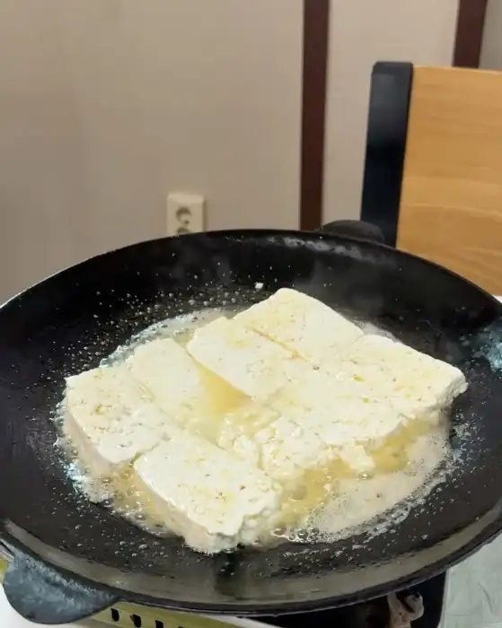 들기름에 구워지는 두부 사진