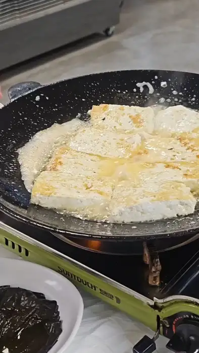 들기름 막국수 비비는 모습