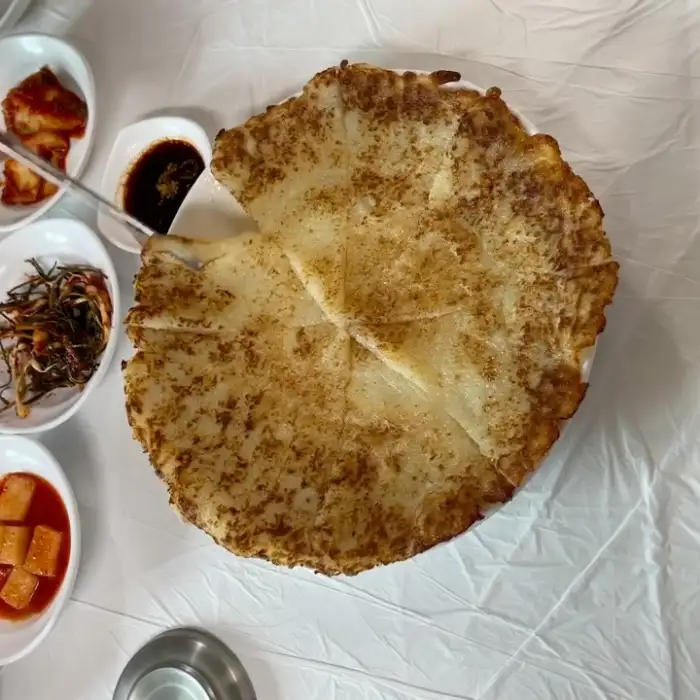 바삭하고 쫀득한 감자전과 밑반찬
