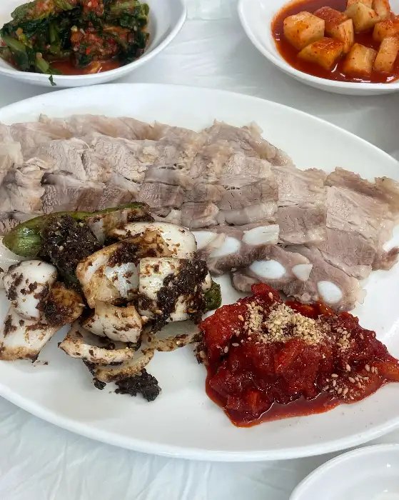 부드러운 수육과 곁들임 찬
