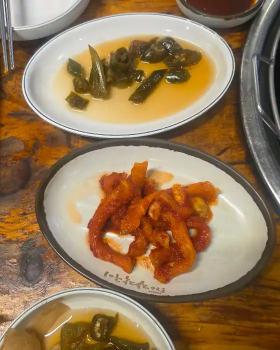 색색깔의 맛깔스러운 밑반찬들