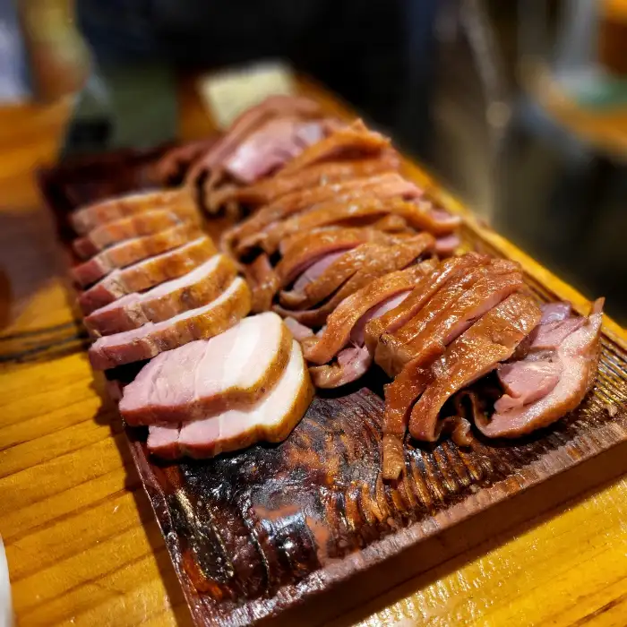 잘 익은 오리고기 슬라이스가 먹음직스럽게 놓여있다.