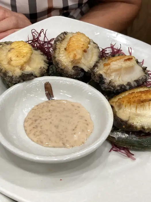 신선하게 구워진 전복구이