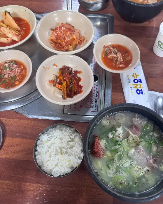순대국 한 그릇과 밥, 그리고 밑반찬이 함께 차려진 모습