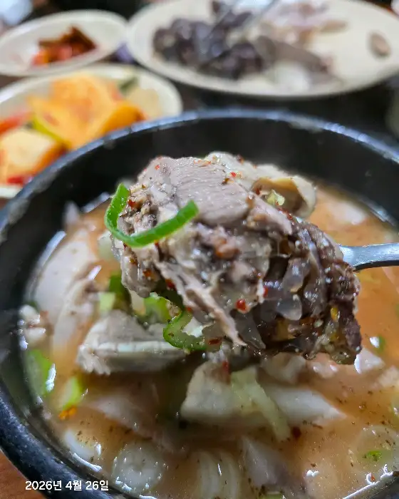 숟가락으로 순대국 건더기를 떠낸 클로즈업 사진