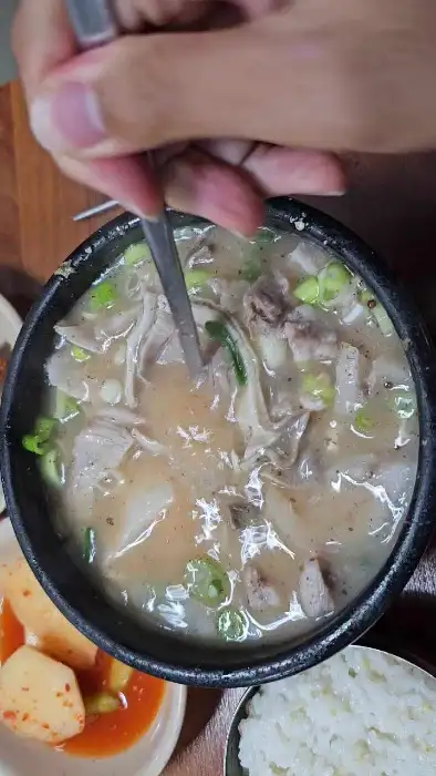 밥을 국물에 말아 먹는 모습
