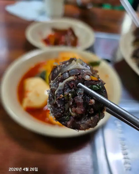 수저로 순대를 찍어 먹는 모습