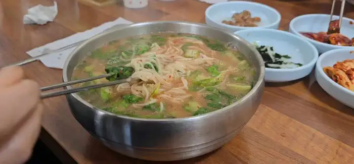 어탕국수에 젓가락질 하는 모습