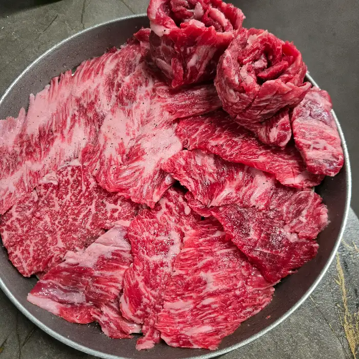 푸짐하게 담긴 신선한 소고기 모둠