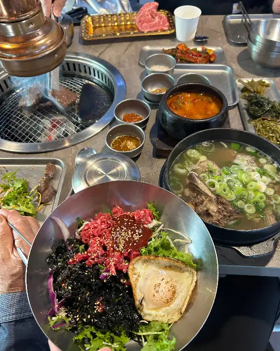 푸짐한 한상차림과 숯불구이