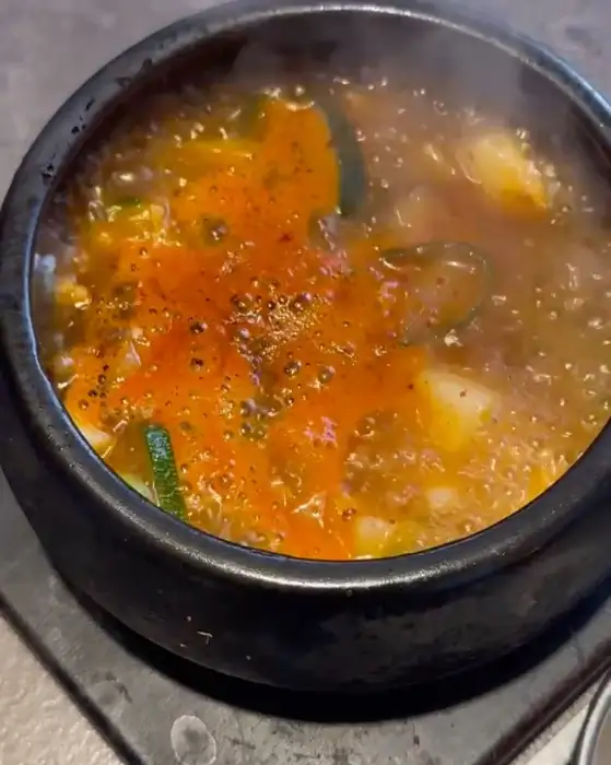 다양한 재료가 들어간 얼큰한 찌개