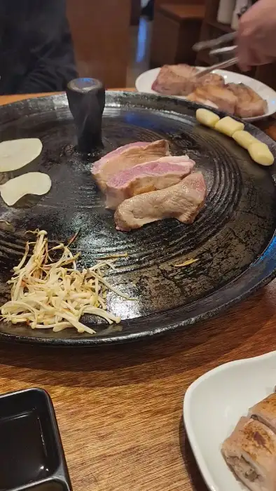 솥뚜껑 위에서 구워지는 두툼한 목살
