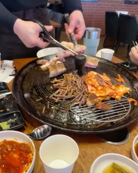 솥뚜껑 위에 볶아지는 볶음밥