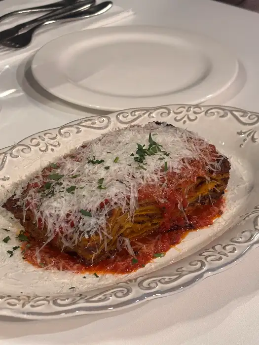 앞접시에 담긴 라자냐