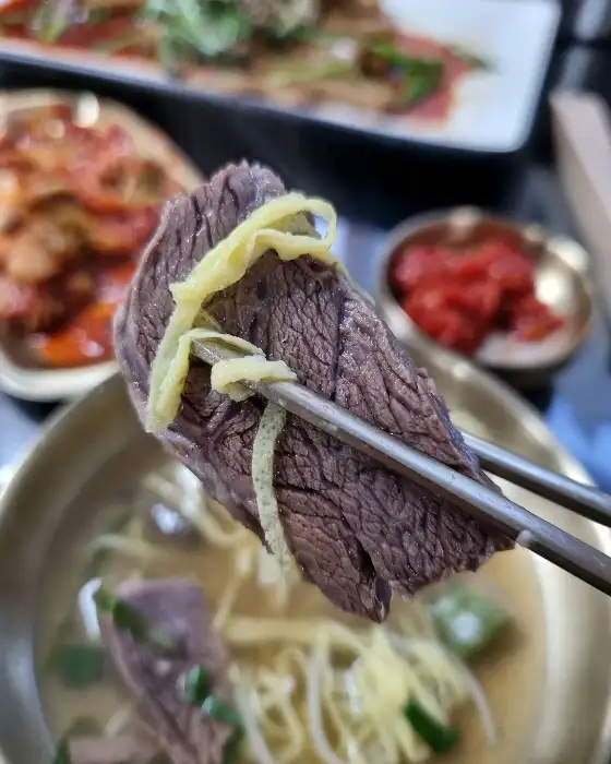 온기탕 국물 속 부드러운 소고기 한 점