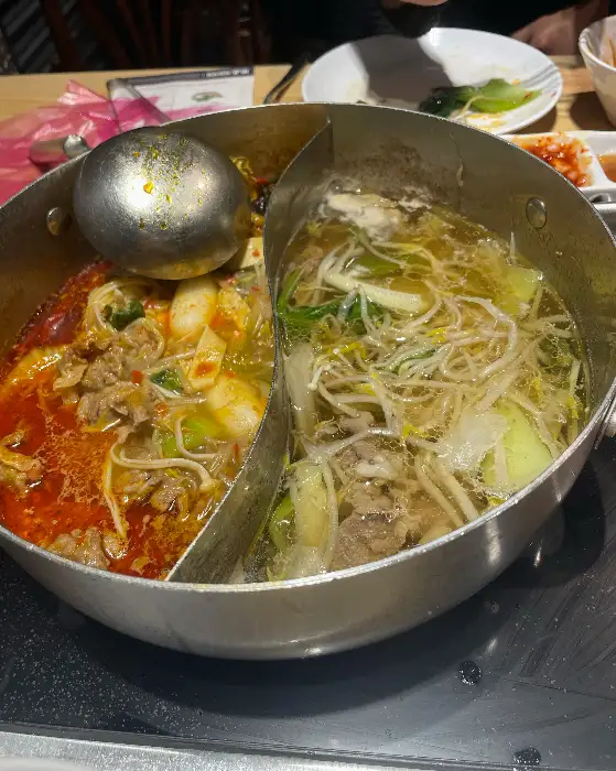 반반 육수가 담긴 샤브샤브 냄비