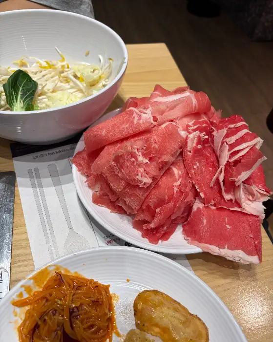 다양한 샤브샤브 재료와 뷔페 음식