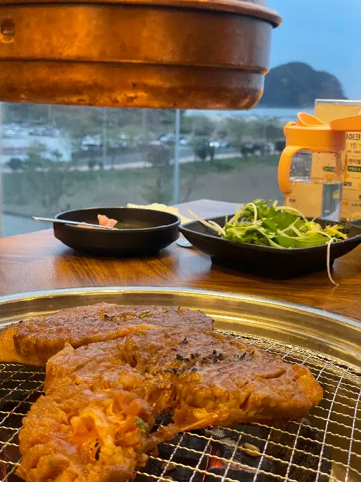 테이블 위에 놓인 샐러드와 쌈 채소