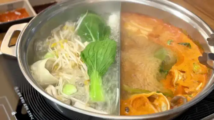 편백찜과 샤브샤브 육수가 함께 끓고 있는 냄비