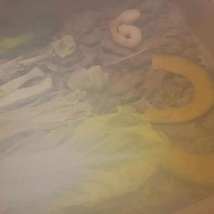 샤브샤브 냄비 안에 담긴 새우와 채소