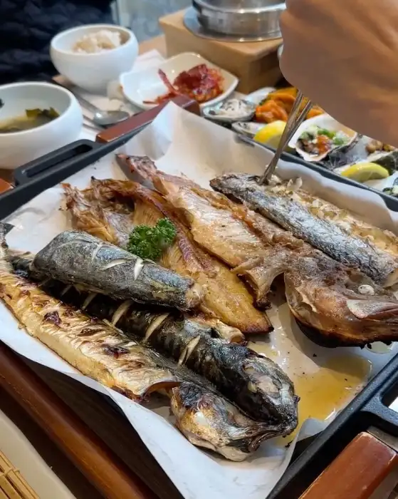 화덕에서 갓 구워낸 생선구이 모듬
