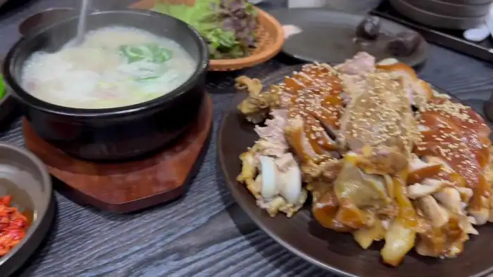 따뜻하게 김이 나는 순대국과 족발