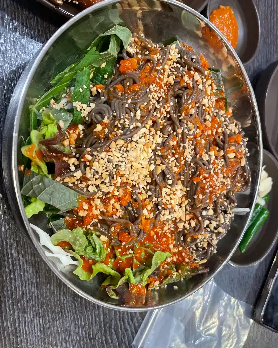 푸짐하게 담긴 막국수