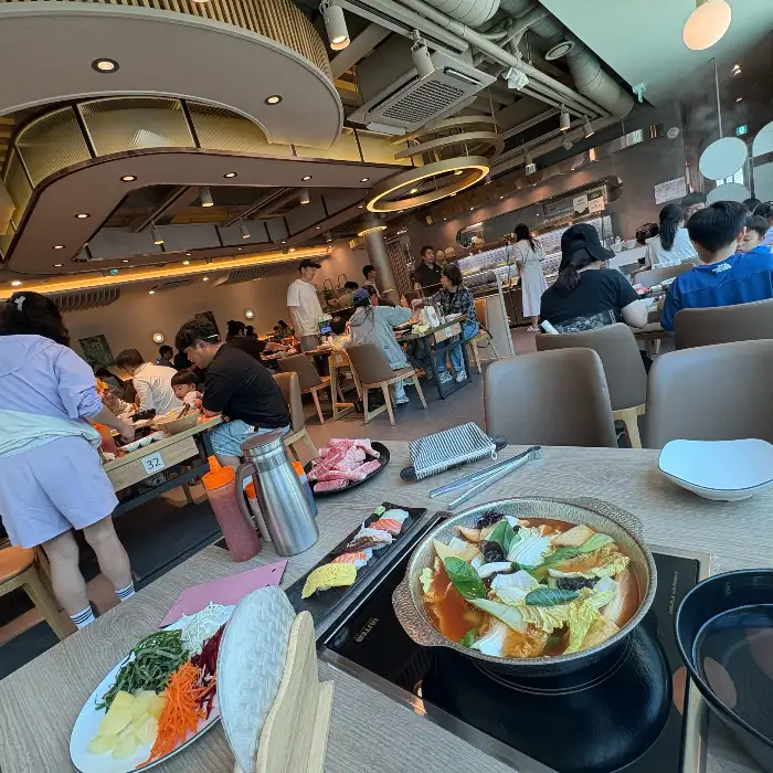 테이블에 차려진 샤브샤브와 초밥