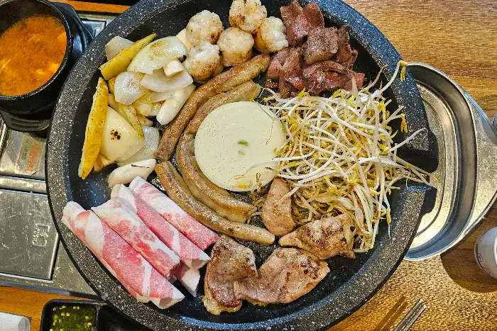곱으로 꽉 찬 곱창의 클로즈업 사진