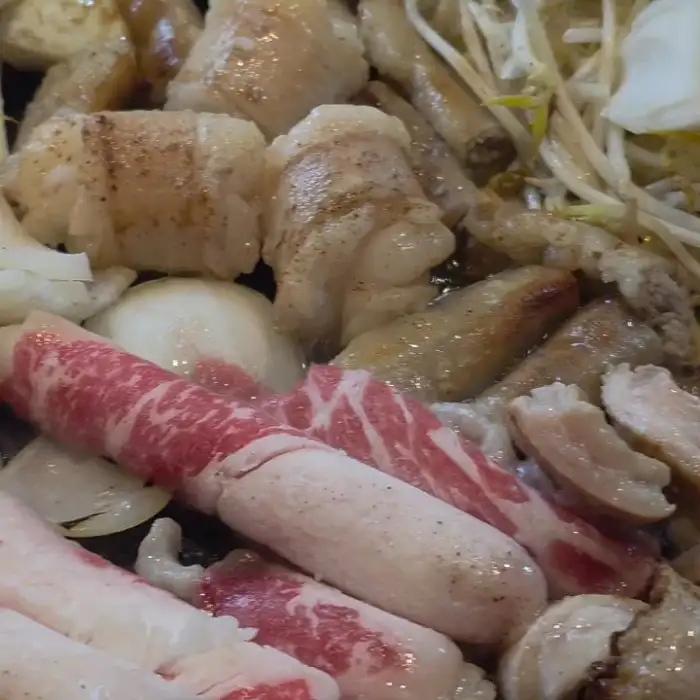 바삭하게 구워진 대창 조각들