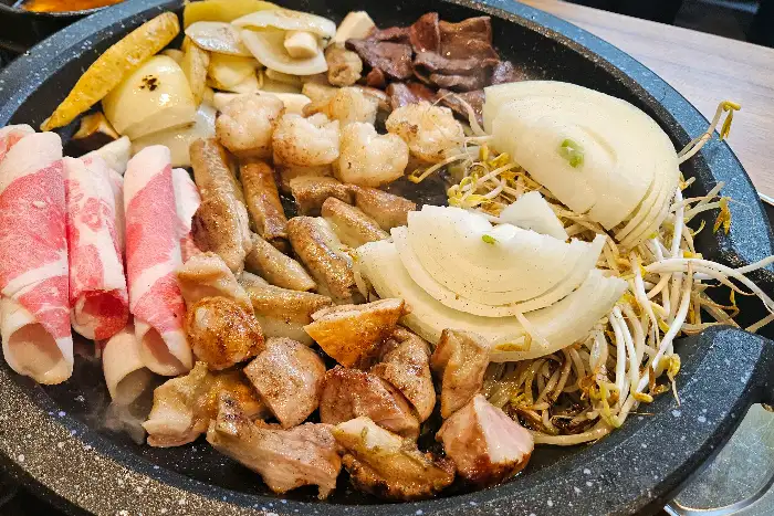 먹음직스럽게 차려진 모둠곱창과 밑반찬