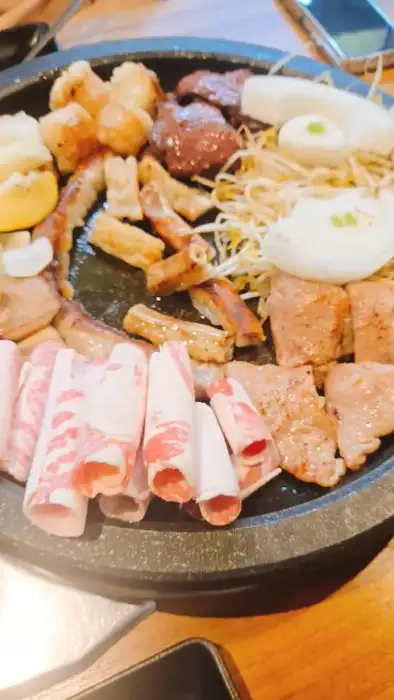 김치와 밥이 어우러져 볶아지고 있는 볶음밥