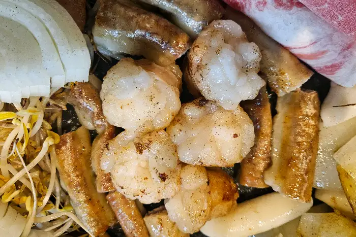 맛있게 익어가는 곱창과 차돌