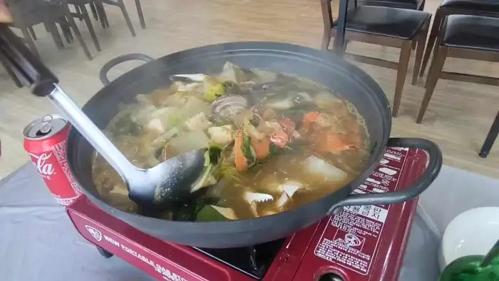 끓고 있는 해물된장전골