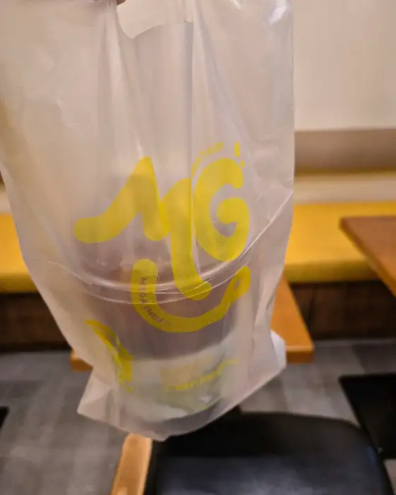 매장 테이블에 놓인 메가커피 로고가 찍힌 비닐봉투에 담긴 음료