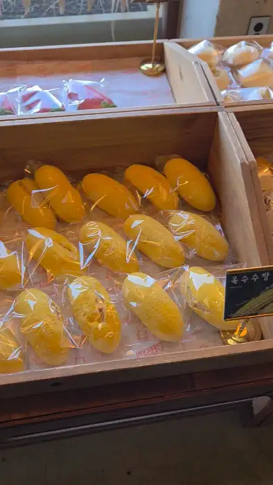 옥수수 모양 빵들이 진열된 모습
